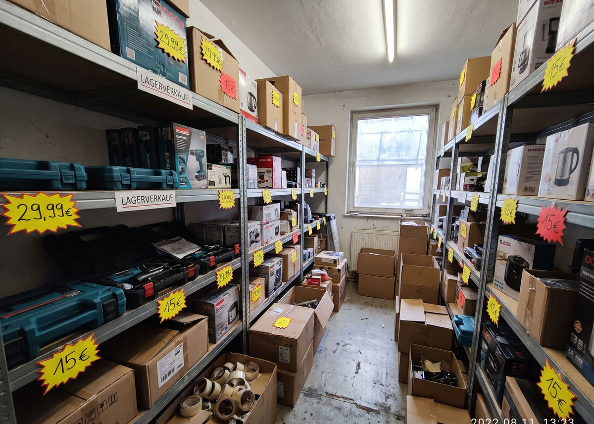 Werkzeug-Regale im Lagerverkauf Manching mit Akkuschraubern, Bohrmaschinen und Elektro-Kleingeräten