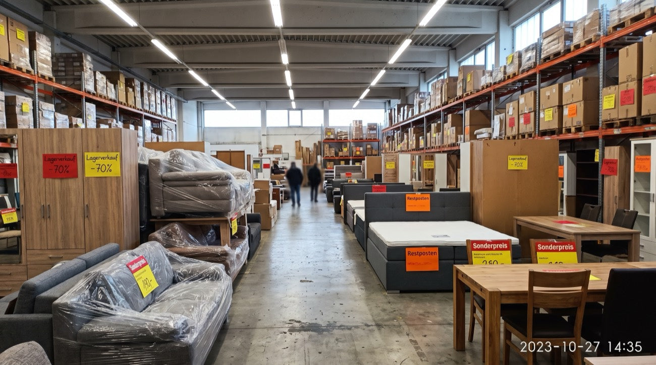 Möbel und Wohnaccessoires in der Lagerhalle des Lagerverkaufs Manching